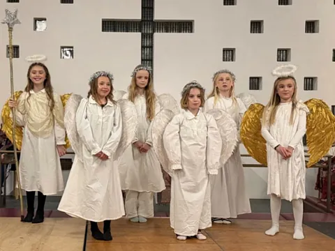 Børn udklædt som engle i børnekoret.