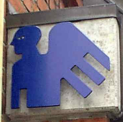Et blåt engel-symbol monteret på en murstensvæg.