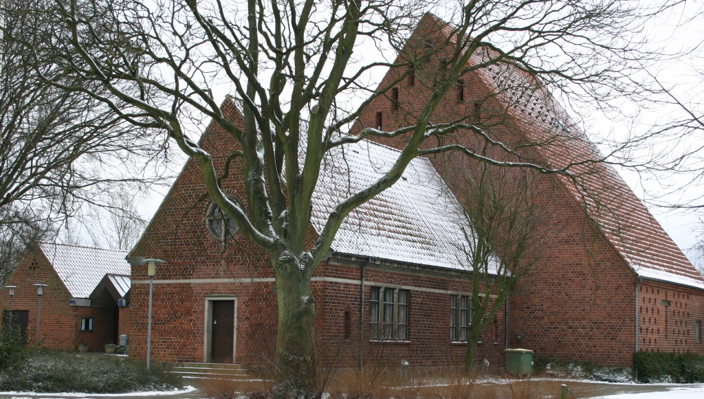 Rotbackstein-Kirchenkomplex mit leichtem Schnee.