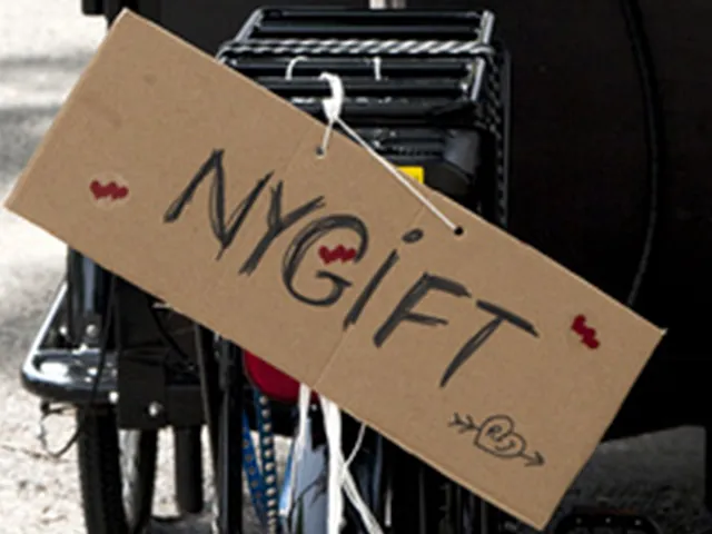 Et skilt med teksten "NYGIFT" sat fast på et køretøj.